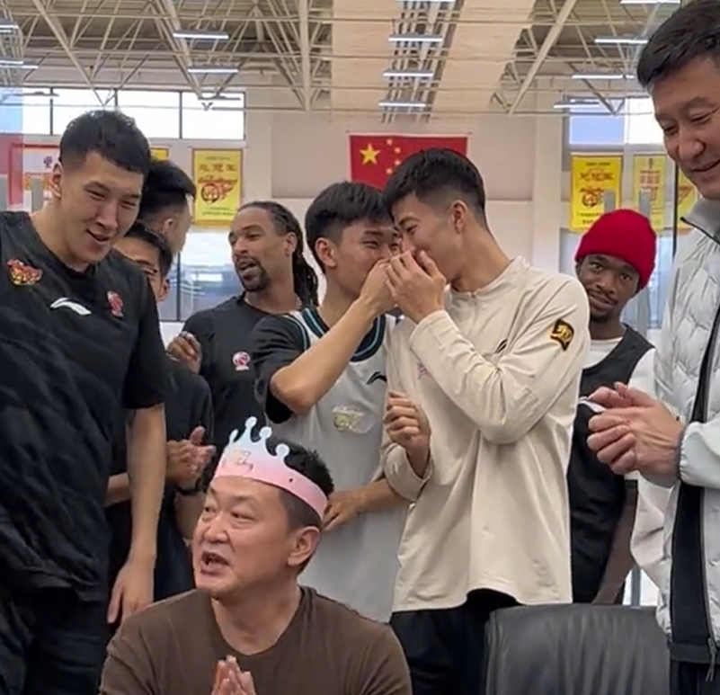世界杯手机直播-广东为领队庆生！杜锋讲话并获高待遇，全员用力按蛋糕，奎因太坏